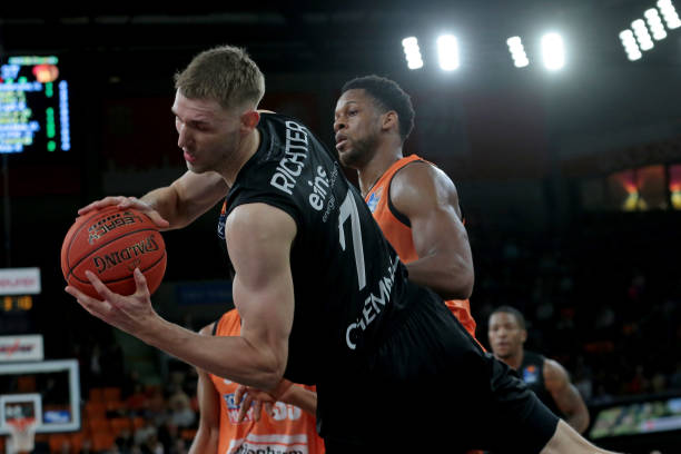 他首先分析 他首先分析